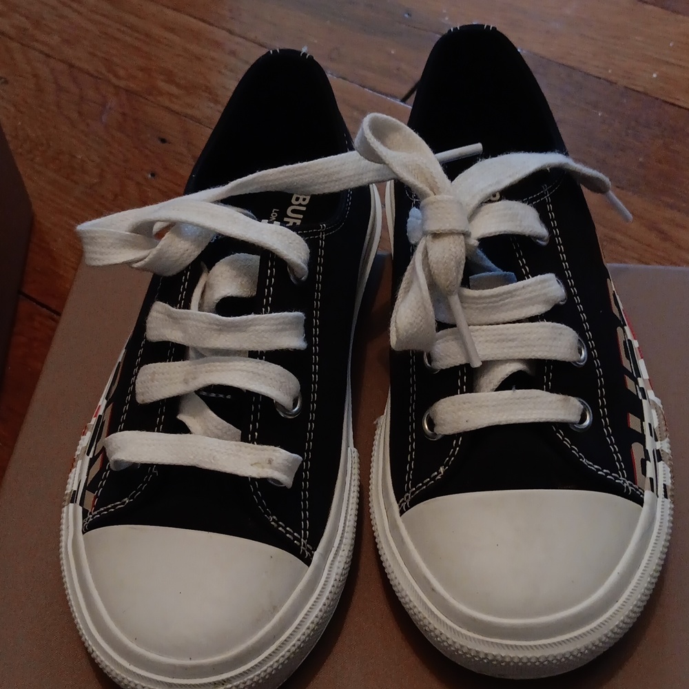 Authentic Burberry kids sneakers authentic.